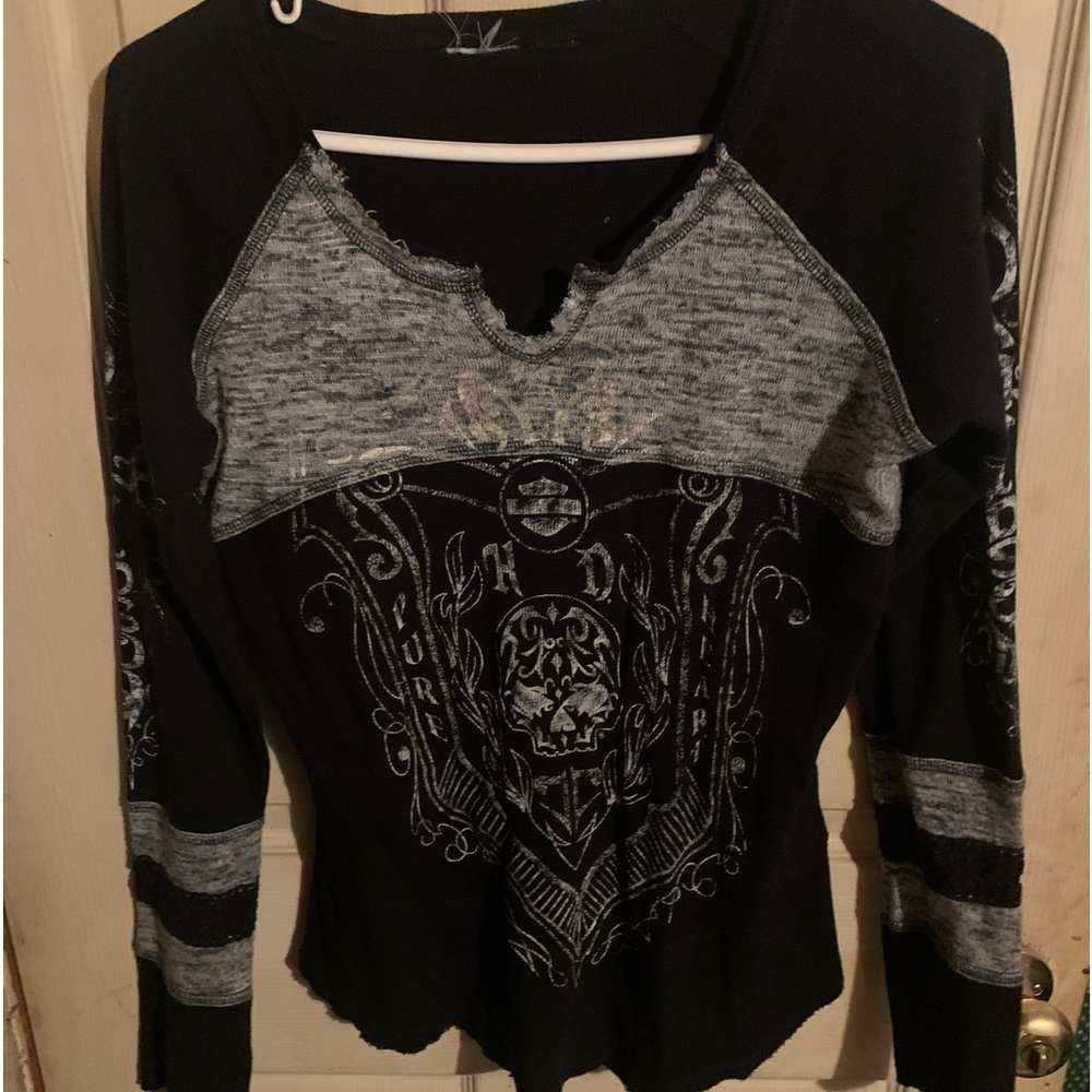 Size M Harley Davidson sweater , worn once  Black & White
